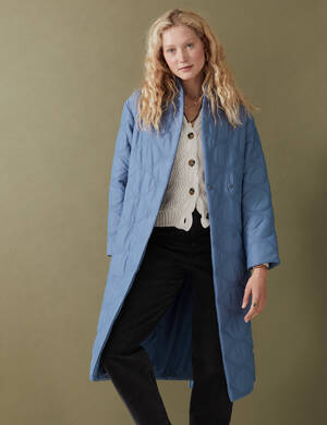 marksandspencer_AW22_T53_4290U_dlouhy zatepleny prosivany kabat_modra_2699Kc_modelka.jpg